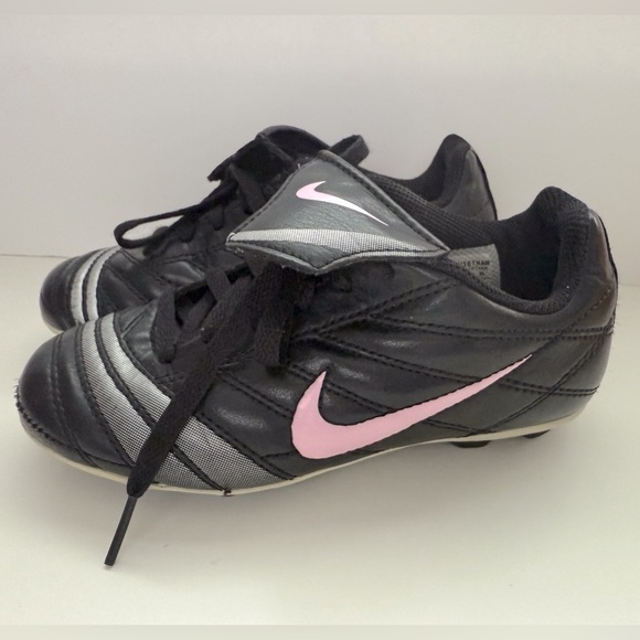 Nike Girls Soccer Cleats Sz 11C Athletic Spikes Shoes Black & Pink 316737-061 - Picture 3 of 9